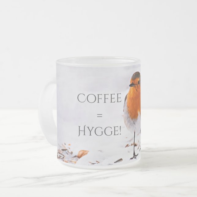 Kaffee gleicht Hygge mit einem niedlichen Rotkehlv Mattglastasse (Vorderseite Links)