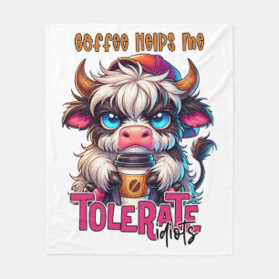 Kaffee hilft mir Idioten zu tolerieren Fleecedecke