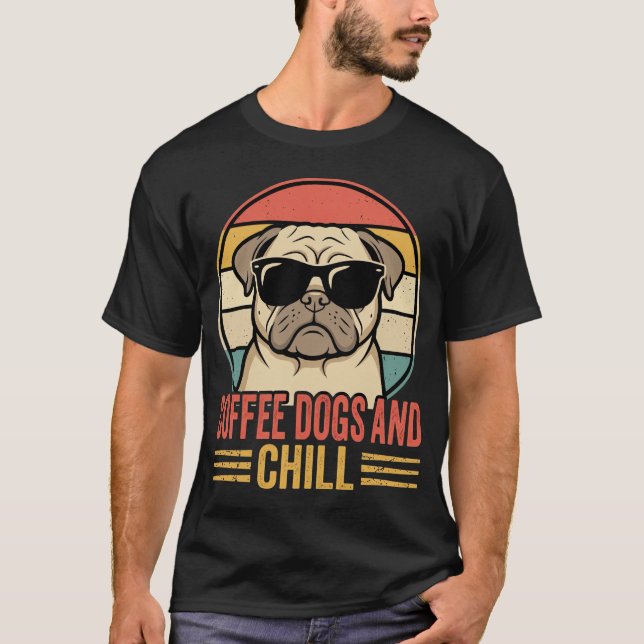Kaffee Hunde und Chill Retro Mops T-Shirt (Vorderseite)