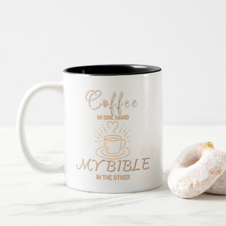 Kaffee in der einen Hand meine Bibel in der andere Zweifarbige Tasse