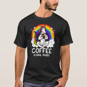 Kaffee ist ein echter Zauberer, ein Regenbogen-Hal T-Shirt