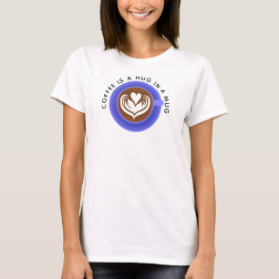 Kaffee ist in einer Tasse umarmt, blau T-Shirt