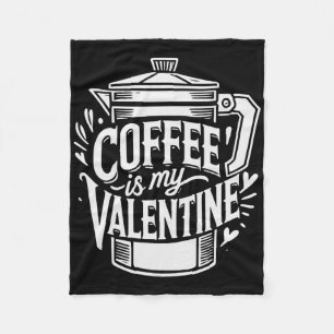 Kaffee ist mein Valentinstag Fleecedecke