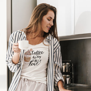 Kaffee ist meine erste Liebe Niedlicher Kaffee Lat T-Shirt