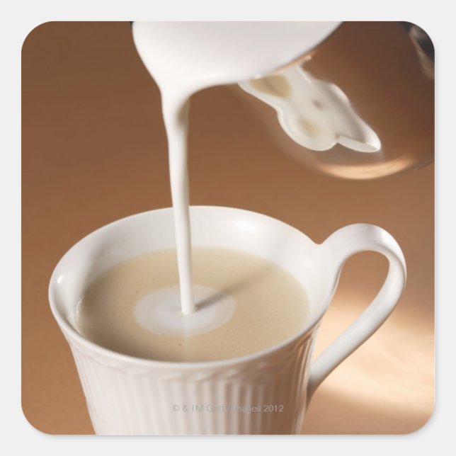 Kaffee mit Milch, in den Kaffee gegossen Quadratischer Aufkleber (Vorderseite)