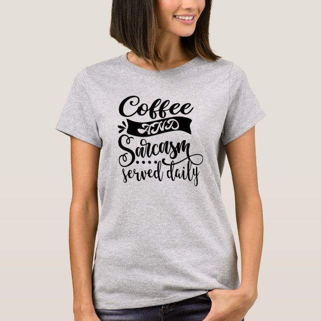 Kaffee & Sarcasm serviert Täglich Funny T - Shirt  (Vorderseite)