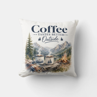 Kaffee schmeckt außerhalb des Bergcampingsfeuers b Kissen