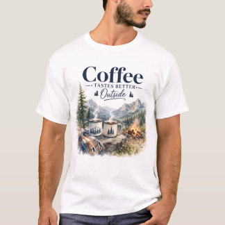 Kaffee schmeckt außerhalb des Bergcampingsfeuers b T-Shirt