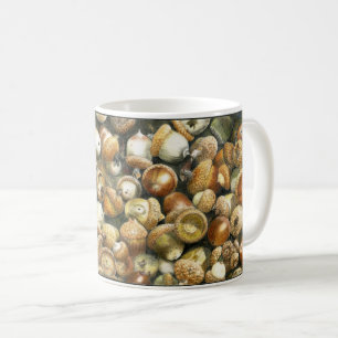 Kaffee-Tasse mit einem Feld der gefallenen Eicheln Tasse