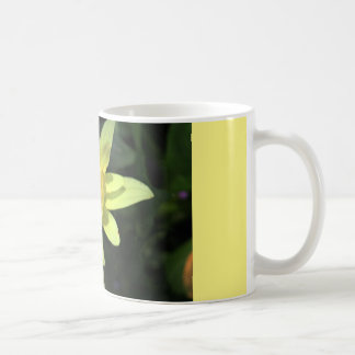 Kaffee-Tasse mit gelber wilder Blume Kaffeetasse