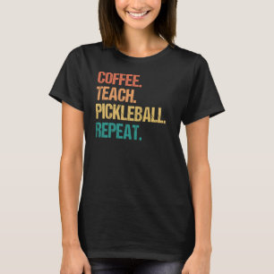 Kaffee Teach Pickleball Wiederholung Lehrer Pickle T-Shirt