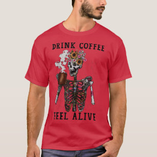 Kaffee trinken, sich wohlfühlen, sonniges Skelett T-Shirt