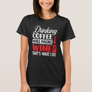 Kaffee trinken während Wein macht das. T-Shirt