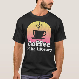 Kaffee und Bibliothek T-Shirt