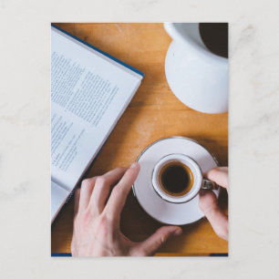 Kaffee und ein Buch; Lazy Sunday Postkarte