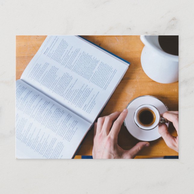 Kaffee und ein Buch; Lazy Sunday Postkarte (Vorderseite)