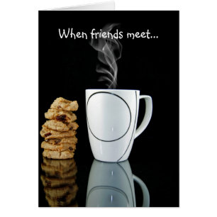 Kaffee und Kekse auf dem gespiegelten Schwarz