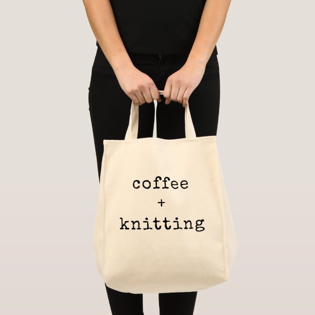 Kaffee und Knittern | Bearbeitbarer Text für Knitt Tragetasche (Vorderseite (Produkt))