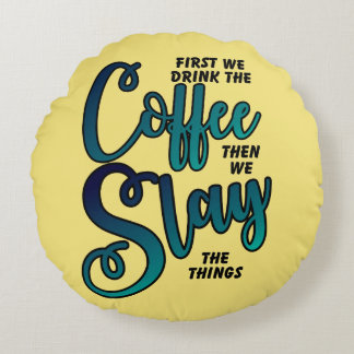 Kaffee und schlage die Dinge Rundes Kissen
