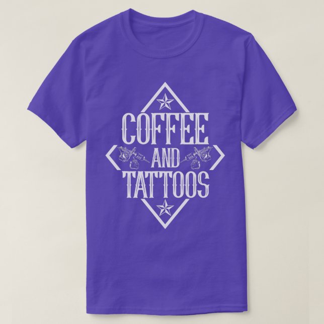Kaffee und Tattoos Künstler Tattoo T-Shirt (Design vorne)
