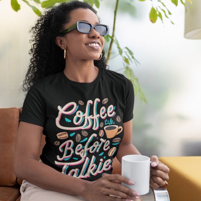 Kaffee vor Talkie Pop Kunst T-Shirt (Woman wearing shirt that says "Coffee Before Talkie")