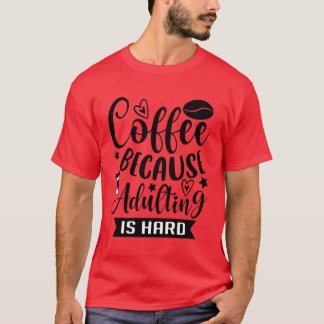 Kaffee, weil Erwachsenwerden schwer ist Kaffee-Suc T-Shirt