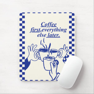 'Kaffee zuerst, alles andere später.' Lustiges Ges Mousepad