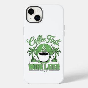 Kaffee zuerst, Arbeit später. Angetrieben von Kaff Case-Mate iPhone 14 Plus Hülle