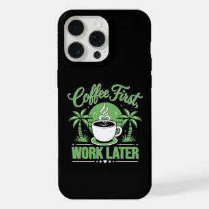 Kaffee zuerst, Arbeit später. Angetrieben von Kaff iPhone 15 Pro Max Hülle