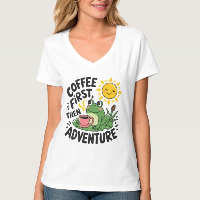 Kaffee zuerst dann Abenteuer - Niedlicher Reizfros T-Shirt (Vorderseite)