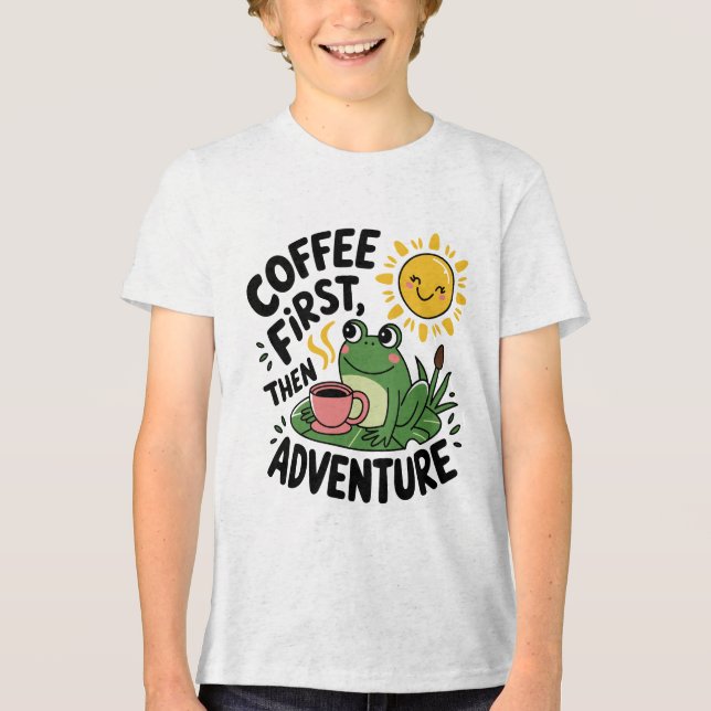 Kaffee zuerst dann Abenteuer - Niedlicher Reizfros Tri-Blend Shirt (Vorderseite)