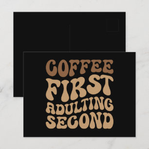 Kaffee zuerst, Erwachsener später lustige Koffein  Postkarte