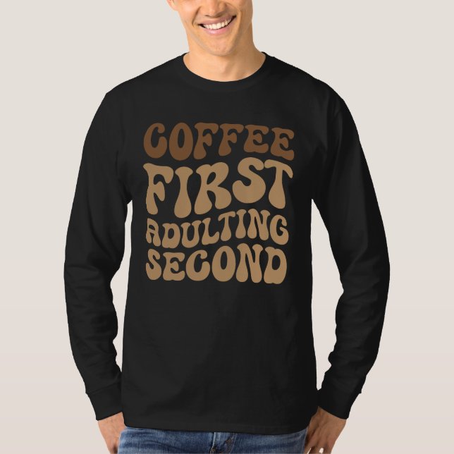 Kaffee zuerst, Erwachsener später lustige Koffein  T-Shirt (Vorderseite)
