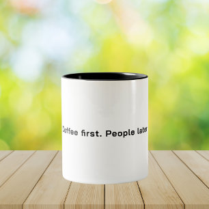 Kaffee zuerst. Menschen später Minimalistischer Sp Zweifarbige Tasse