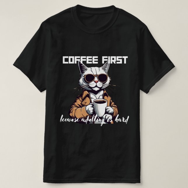 ☕ "Kaffee zuerst, weil Erwachsene schwer sind" T-S T-Shirt (Design vorne)
