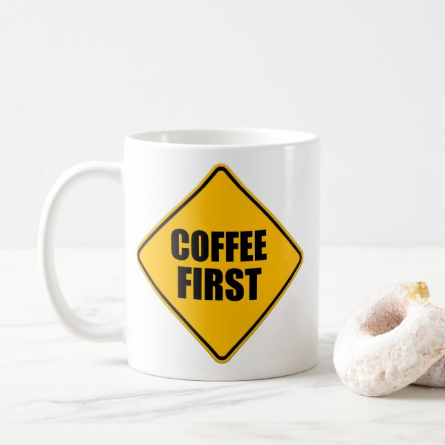 Kaffee zuerst - Witziges Zitatwarnzeichen Kaffeetasse (Mit Donut)