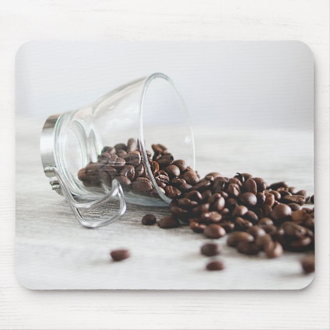 Kaffeebohnen, die sich aus einem klaren Kaffeecup  Mousepad (Vorne)