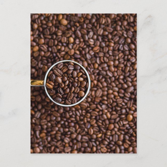 Kaffeebohnen mit Kaffee-Cup voller Bohnen Postkarte (Vorderseite)