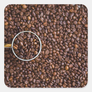 Kaffeebohnen mit Kaffee-Cup voller Bohnen Quadratischer Aufkleber
