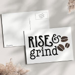 Kaffeeliebhaber Postkarte<br><div class="desc">Ideal für jeden Kaffeeliebhaber,  unsere niedliche Zitat-Typografie-Postkarte bietet "Rise and Grind" in trendiger schwarzer Schrift mit drei Coffeebohnabbildungen in einem Espressobraun-Aquarell-Effekt.</div>