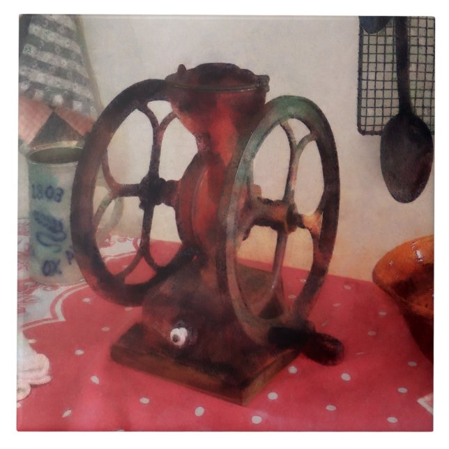 Kaffeemühle auf roter Tischdecke Fliese (Vorderseite)