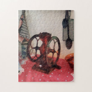 Kaffeemühle auf roter Tischdecke Puzzle