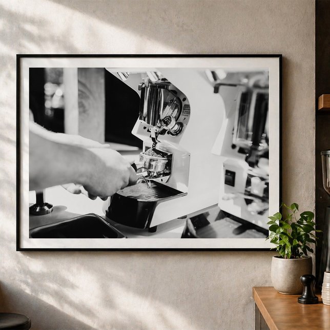 Kaffeemühle Barista bei der Zubereitung von frisch Poster (Von Creator hochgeladen)