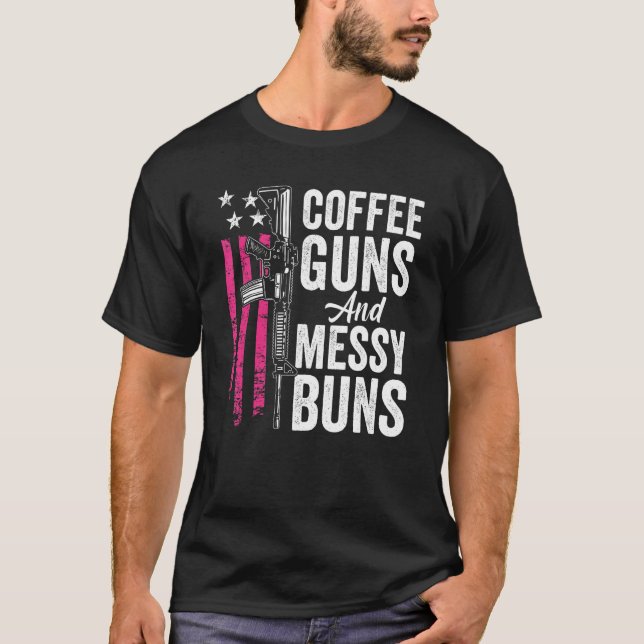 Kaffeemühlen und Messy Buns - Pink AR15 USA Funny  T-Shirt (Vorderseite)