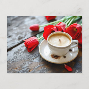 Kaffeetasse auf rustikalem Grund mit roten Tulpen Postkarte