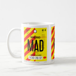 Kaffeetasse mit Gepäckposter des Flughafens Madrid