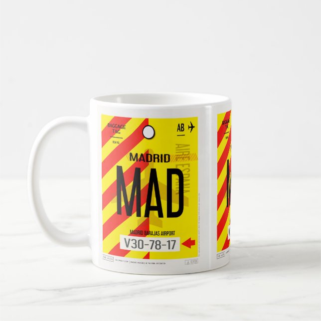 Kaffeetasse mit Gepäckposter des Flughafens Madrid (Links)