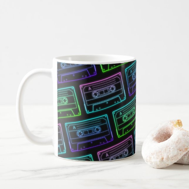 Kaffeetasse mit neonfarbenem Cassette-Muster (Mit Donut)