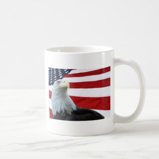 Kahler Adler gegen die amerikanische Flaggen-Tasse Tasse