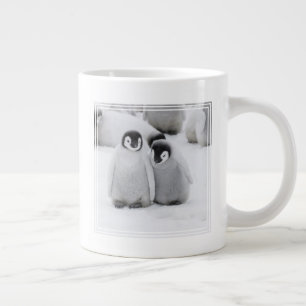 Kaiserpinguin-Küken auf Eis in der Antarktis Jumbo-Tasse